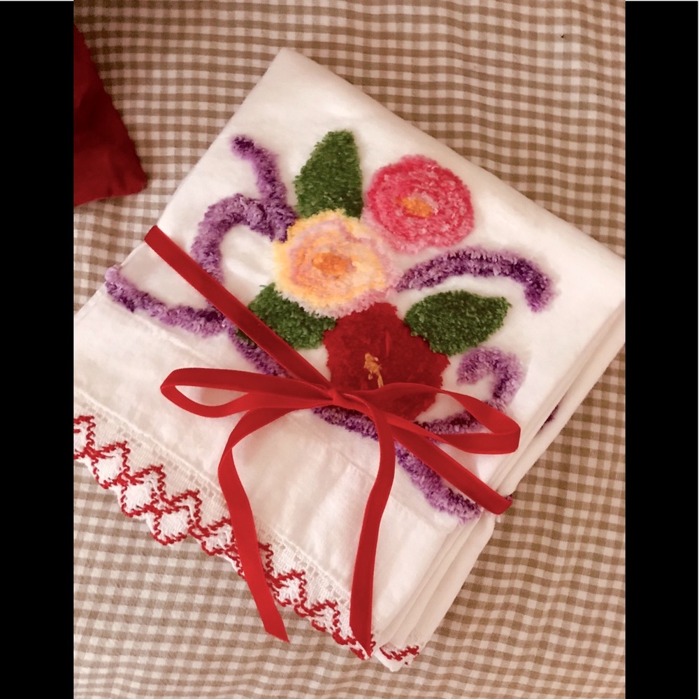 Vintage | Floral Embroidered Standard Pillowcases - Picture 6 of 6